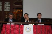 Los presidentes del Colegio y de la Academia junto con el consejero de Sanidad en la mesa presidencial.
