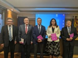 Ampliar foto: EL DR. CARLOS MARTN MONTAS, MIEMBRO DE LA ACADEMIA, GALARDONADO CON EL PREMIO ARAGN SALUD 2025
