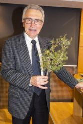 Ampliar foto: El farmacutico Jess Cataln imparte en la Academia de Farmacia Reino de Aragn una conferencia sobre plantas medicinales