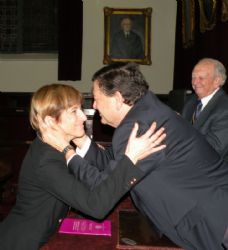 Ampliar foto: La investigadora Carmen Torres ingresa en la Academia de Farmacia Reino de Aragn.