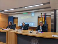 La presidenta del Colegio Oficial de Farmacuticos de Zaragoza, Raquel Garca, junto al presidente y secretario de la Academia, Santiago Andrs y Ignacio Andrs. 