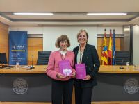 Cristina Seral (dcha.) junto a la investigadora Carmen Torres Manrique, que  ley el discurso de contestacin de la nueva acadmica. 