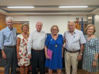La nueva acadmica con la familia Ros. 