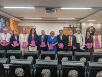 Foto de familia de los acadmicos presentes en el acto. 