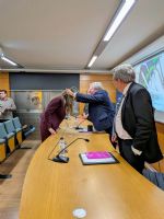 Momento de la imposicin de la medalla de acadmica correspondiente. 