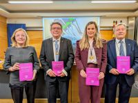 De izda. a dcha. Pilar Labat, vicepresidenta del COFZ; Ignacio Andrs, secretario de la Academia aragonesa; Nerea Irigoyen ya acadmica correspondiente y el presidenta de la Academia, Santiago Andrs.