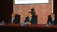 Presidi el acto el presidente de la Academia, Manuel Lpez, acompaado por el tesorero, Acisclo Prez, y el vicepresidente, Santiago Andrs.