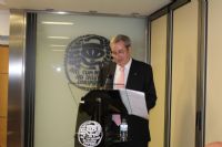 El acadmico electo durante su discurso de recepcin.
