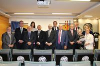 El nuevo acadmico junto al resto de miembros de la Academia de Farmacia Reino de Aragn.
